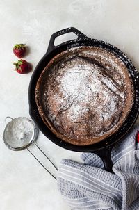 There is nothing more satisfying than chocolate for breakfast! This chocolate dutch baby is the perfect weekend breakfast #breakfast #chocolate #dutchbaby