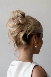 In today’s how to easy hair tutorial, I’ll show you how to create this simple updo hack that’s perfect for medium hair and long hair. This easy updo is ideal for beginners - it’s easier than it looks and can be recreated in minutes for both shoulder-length hair and for long hair hairstyles. If you’re in search of wedding hairstyles, bridal hairstyles, wedding guest hairstyles, or a prom updo, this look works beautifully for any occasion.