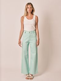 Jean évasé mint taille haute en coton stretch Avec sa taille haute, sa coupe évasée, FAUVE mint apportera une douceur féline à votre garde robe. Coupe évasée Longueur normale Taille haute Passants à la taille Couleur : Vert mint Composition : 98% Coton 2% ElasthanneConseils d'entretien: Lavage à 30°C Zoé mesure 1m76 et porte une taille XS. Guide des tailles. REF : FL 98 W