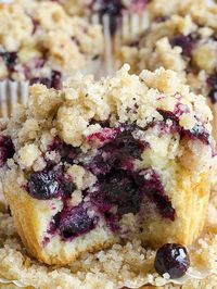 This Blueberry Muffins recipe will become your favorite breakfast to make! These homemade muffins are made with fresh blueberries and a cinnamon crumble!