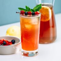 Bourbon Strawberry Iced Tea is the drink your summer need, and it’s a complete breeze to whip up for your friends.