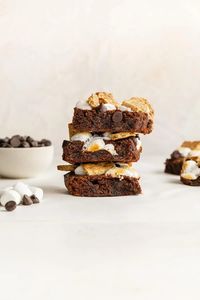 Best healthy s'mores brownies that are dense, fudgy, kid friendly, and melt in your mouth tasty! This healthier brownie recipe is made with cute mini marshmallows, chocolate chips, graham crackers, and almond flour. The perfect twist on a Summer classic and only takes 20 minutes to bake! Made gluten free, grain free, and refined sugar free. #HealthyBrownies #GlutenFreeBrownies #SmoresBrownies #PaleoBrownies