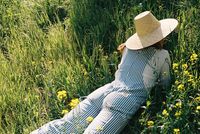 LYKKE WULLF on Instagram: “Hiiiii it’s me with grass stains on my butt just how I like it 🌱 I love love the Sierra Overalls in this special stripe denim that we had…”