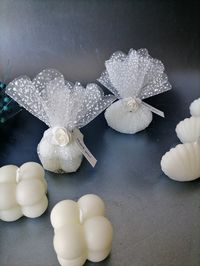 Gifts for guests at party, baby shower gifts for guests, tulle candle favors, candle party favors,unique candle favors wedding, bulk gifts; White bubble or oyster candles, white tulle, personalised tag, decorated with white paper rose or other color options rose, unique gifts for guests. It is handmade.  **I can do it with different color rose. I can change the rose colors according to the party concept.  *Candle Style: -Bubble candle -Oyster candle *Rose colors options: -White -Green -Blue -Pin