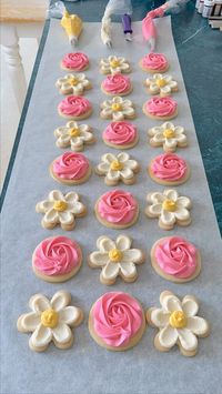 Goodies- Sweets&Treats on Instagram: “BEAUTIFUL and SIMPLE buttercream flower cookies! I used wilton tips 10 (daisies) and 1M (roses), knife and icing colors to create these. 🌼💗”