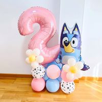 Create this fun Bluey balloon stack with our kit! It's very easy to do, you don't need helium, just air. You just have to follow the instructions included in the kit and in less than 30 minutes you will create this fabulous balloon sculpture. It is fun, very easy to assemble and will become the focal point of your party! The kit comes with everything you need to make a georgeus balloon stack. No experience necessary! Included in your kit: An assortment of 11" inch latex balloons in Pink, Pastel Pink, Pastel Blue and White Paw Print. An assortment of 5" inch latex balloons in Pastel Blue. An assortment of 5" inch latex balloons in Cream and Peach (to make the flowers) Daisy clips (to make to flowers) Bluey foil balloon size approx 36" (91 cm) Pastel Pink foil number balloon 40" (102 cm) Glu