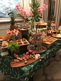 Hawaiian party table