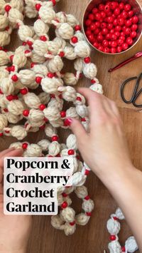 Crochet a beaded garland that looks like popcorn and cranberries! You’ll need: super bulky yarn, 12 mm beads, a 6.5 mm hook, and 3.5 mm hook. Check out the beginner friendly tutorial and slowed down video in the link.