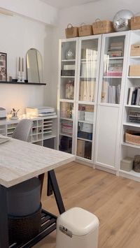 🧨Avant - après 🧨 Si seulement je pouvais ranger aussi vite ! Voilà à quoi ressemblait l’atelier avant que j’emménage. Je vous rassure j’ai mis 1 an et demi à trouver la bonne organisation et la bonne disposition 🫣 #atelier ##organization #craftroom #officespace #bureau #rangement #rangementatelier #astucerangement #diy