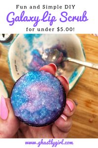 This quick and easy DIY lip scrub is a great craft for kids and adults! #DIYlipscrub #lipscrubcconutoil #easyDIYlipscrub