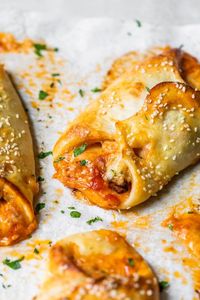 These Chicken Parmesan Rolls (also know as chicken rolls) are wrapped in my easy pizza dough with marinara and mozzarella cheese, so good! #chickenroll #chickenparmroll