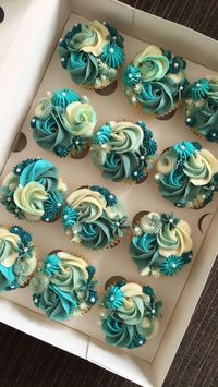 minidelicacies on Instagram: Piped cupcakes in shades of teal 💙🧁✨ #minidelicacies #blackburncakes #cupcakedecorating #wiltoncakes #wilton #reels #instagramreels #bakingreels #pipingtips…