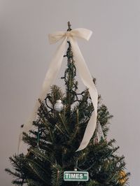 Looking for some easy Christmas tree decor ideas? Today Charmed by Camille is sharing the simple Christmas tree topper idea using a silk white ribbon. This topper idea is affordable, yet a beautiful chic way to finish off your tree decorations. Follow for more holiday decor ideas, chic Christmas decoration inspiration, and more!