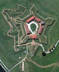 Fort McHenry es un histórico bastión pentagonal costero de la costa estadounidense ubicado en el barrio Locust Point de Baltimore, Maryland.  Fuerte en el que se produjo una victoria en la guerra de 1812 que inspiró el himno nacional de los EE. UU.