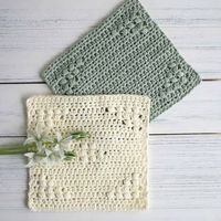 Beginner crochet project ideas are sometimes harder than they seem. Not so with this tutorial for how to make crochet dishcloths. Super quick and you're ready to wash! #Crochet #CrochetPattern #DishclothPattern #FreeCrochetPattern #CrochetDishcloth