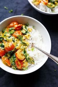 Kokos-Curry mit Spinat und Tomaten. Dieses 30-Minuten Rezept mit Spinat und Kokosmilch ist schnell, vegan und unglaublich cremig! - Kochkarussell.com