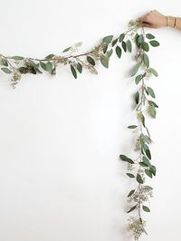 DIY Eucalyptus Garland http://www.homeyohmy.com/diy-seeded-eucalyptus-garland/