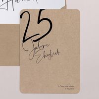 Diese Einladungskarte beeindruckt mit minimalistischem Design mit Kraftpapier-Look. Eine ideale Begleitung zu Ihrer Silberhochzeit. Laden Sie Ihre Lieben ein, um gemeinsam 25 Jahre Eheglück zu feiern! Sie feiern kein rundes Jubiläum und möchten eine andere Zahl auf Ihrer Karte? Kontaktieren Sie unseren Kundenservice und wir kümmern uns um alles! - Karte im Hochformat beidseitig mit abgerundeten Ecken (13,5 x 19 cm), Hochwertiges, mattweißes Papier mit leicht strukturierter Haptik, das für unser