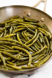 Learn how to make the best green beans ever! They are totally simple, but totally delicious. They may be your family's new favorite vegetable.