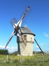 Moulins de Batz sur Mer. Moulin de la Falaise  Situé tout au bout de la rue principale de Batz sur Mer sur la route qui mène au Croisic. Ce moulin "petit pied" est une construction du XVIe siècle. Situé autrefois à Guérande, il a été déplacé sur ce lieu en 1926, il a été rénové en 1992 après un incendie qui a ravagé la toiture en 1978. Il est géré par une association qui l'anime.