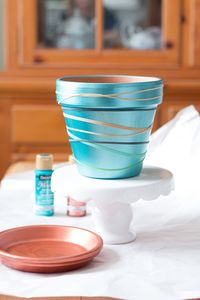 A simple DIY project that will turn an inexpensive clay or terracotta pot into a beautiful copper planter that\'s perfect for succulents, both faux and real. #TheHowToHome #DIY #ClayPots #Terracotta #HomeDecor #CopperDecor #Copper