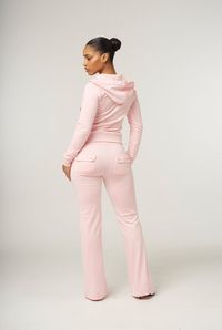 ALMOND BLOSSOM LOW RISE FLARE CLASSIC VELOUR TRACK PANT Low-rise plain tracksuit bottoms in almond blossom classic velour. Flared leg fit, with adjustable drawstring ribbed waist and front feature patch pockets. These Black Label joggers feature back popper fastening pockets, silver branded hardware and are finished with a tonal embroidered JC logo at the hip. Pair with the Robertson hoodie for the full iconic tracksuit staple. _____ Colours: ALMOND BLOSSOMMaterial: 95% POLYESTER 5% ELASTANE, CLASSIC VELOUR - 300 GSMModel Wears: SmallHeight: 5'7''Style ID: JCSEBJ001-121 Inseam: 84CM Fit: SLIM FIT, FLARED LEG, LOW RISE