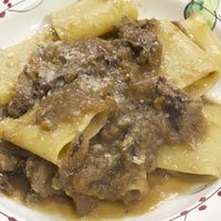 I Paccheri alla Genovese, un must della cucina partenopea - Osteria da Carmela cucina tradizionale Napoletana