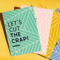 "Cut the crap!" Bij @shapersofhair creëren ze met jouw nieuwe kapsel een identiteit die bij je past. Deze leuke kaarten zijn een vriendelijke herinnering aan dat je gewoon lekker jezelf mag zijn! 🌟 -- Product: Kaarten Papier: 350 grams Sulfaatkarton enkelzijdig gestreken Afwerking: enkelzijdig glanzend lamineren