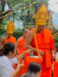 ພິທີຫົດສົງ (ເຖຣາພິເສກ) 📸Credit: Monk Soulisak Sangvilay 💖 ຄືການຫົດນ້ຳພ��ຣະຜູ້ຄວນຍົກຍ້ອງ ເຊິ່ງພ້ອມດ້ວຍ ຄວາມຮູ້ຄວາມສາມາດແລະກາລພັນສາ. ການຫົດສົງພຣະເຖຣະ ມາຈາກ 2 ຄຳ ຄື ເຖຣະ+ອະພິເສກ ເຖຣະ ໝາຍເຖິງ ພຣະຜູ້ມີພັນສາ 10 ຂຶ້ນໄປ ສ່ວນຄໍາວ່າ ອະພິເສກ ແປວ່າ ການຫົດນ້ຳ ການໄດ້ບັນລຸ ການແຕ່ງ ຕັ້ງໂດຍການທໍາພິທີຫົດນ້ຳ. ♦️ The Theraphisek ceremony in the Lan Xang Kingdom, Lao called the Therapisek that Hod Song, a recitation ceremony to the monks that the villagers deem to have good behavior and practice through a watering ceremony. #ເຊີດ #ໝວກກາບ #ງ່ອມກາບ #buddhism #monk #culture #Laos