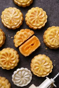 Lava Custard Mooncakes - Jaja Bakes - jajabakes.com