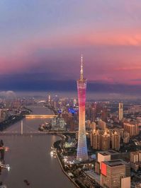 Have you seen the #Guangzhou skyline at sunset?🌅The #CantonTower is extremely conspicuous set off by the pink evening glows.🤩 #VisitGuangzhou #GlamorGuangzhou 📸RED/想去旅行的孤单小青蛙