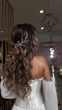 Like dreamy hair, gently draped over the shoulders, interpreting the ultimate romance and tenderness. Just like the summer breeze in the spirit of the elves, for the wedding to add a mysterious and charming atmosphere.