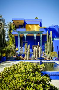 Jardin Majorelle (rue Yves Saint Laurent), créé par le peintre lorrain Jacques Majorelle en 1931. A la fois jardin botanique (environ 300 espèces y cohabitent) et artistique (une magnifique villa Art Déco y est édifiée), entretenu avec une minutie extrême