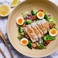 How to make a light, refreshing and nutritious chicken salad with Japanese style "salad chicken" and homemade soy based dressing.