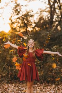 Fall Senior Photos | Fall Senior Picture Outfit | Fall Outfit Inspiration | Fall Photoshoot | fall outfits aesthetic | fall senior picture ideas | Caitlin D. Photography