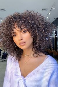 Discover 10 stylish open curls hairstyles for fine, thick, wavy, or curly hair. Learn heatless methods, product tips, and how to maintain frizz-free, defined curls.