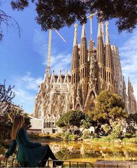 Sagrada Família é um grande templo católico da cidade de Barcelona, na Espanha, desenhado pelo arquiteto Antoni Gaudí e considerado por muitos críticos como a sua obra-prima e expoente da arquitetura modernista catalã. #dicasdeviagem #espanha #barcelona #sagradafamília #templo #gaudí #dicasdeviagem