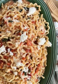 Pasta Sorrentina with Tomatoes, Basil and Fresh Mozzarella (Easy)