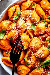 What is Gigi Hadid Pasta, you ask? It’s an easy, straightforward dinner recipe that every busy cook should know! With a little heat from red pepper flakes and a fail-proof creamy sauce, this is a fantastic comfort food dish you’ll love.