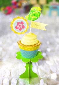 How fun are these personalized cupcake place cards! Use these DIY cupcake toppers for a birdhouse-themed craft party, a birthday party, or any variety of events. Get the instructions from @soiree