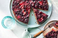 Berry Upside-Down Cake For An Easy-Peasy Dessert