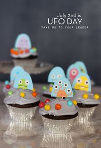 UFO Cupcakes by Brenda Ponnay for Alphamom.com #OuterSpaceParty #IntergalaticParty #KidPartyCupcakes #UFODay