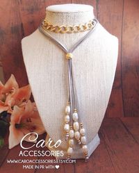 Collar largo color oro y plateado combinado en cadena y gamuza plateada. Perlas…