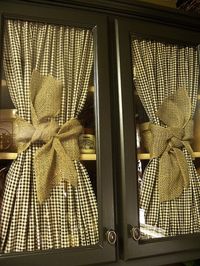 Love the gingham and burlap......and I have the stuff at home already and a back door to put it on.