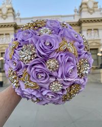 This beautiful bouquet is handmade with lilac roses with sparkling gold brooches. The design can be change if requested. I can do it in different colors. Please message me the color. I also have the silver and rose gold brooches.  *This bouquet is 10 inches in diameter* Please contact me with any questions! :)