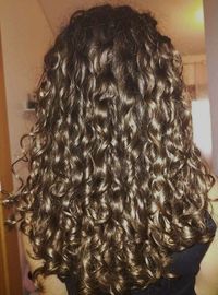 Curly hair, healthy curly hair, natural curls, perfect curls, defined curls, curly hair care,aesthetic, autumn, autumn aesthetic