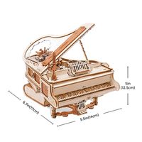 Construa do zero - DIY Quebra-cabeça 3D Magic Piano Design inspirado em um exuberante e clássico Grand Piano - Estilo vintage com toque Clássico e Misterioso - A parte exterior do piano é repleta de detalhes com ornamentos vitorianos. A tampa do piano entreaberta é feita de acrílico transparente com detalhes lembrando cristais, dando um toque elegante e delicado ao instrumento. - Encantador e Mágico - Assim que o piano estiver montado, um simples giro da chave coloca as engrenagens em movimento.