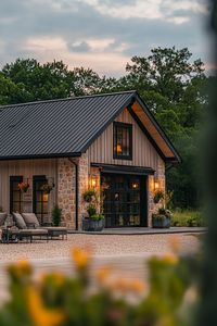 ♥ Are you looking for barndominium ideas to transform your space? Explore this modern barndominium interior with a sleek black exterior. Perfect for those seeking affordable and stylish barndominium options with a rustic touch. 🏡✨ #barndominium #interiordesign #modernfarmhouse