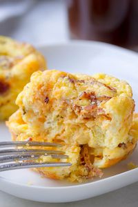 Cheesy Bacon Egg Muffins - #eggmuffins #keto #eatwell101 #recipe - Low in carbs and high in protein - The perfect make-ahead breakfast for on the go. - #recipe by #eatwell101®