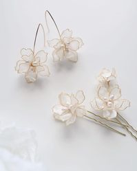 Opt for delicacy and lightness with these uniquely ethereal handcrafted flowers🤍✨ . . #ladyschmuck #brautfrisur #brautstyling #bridalmakeup #bridetobe #braut #bruid #brudekjole #bryllup #wedding #hochzeit #nozze #bridalheadpiece #bridalhairaccessories #brautschmuck #haarschmuck #zurich #switzerland #weddingphotography #hochzeitslocationschweiz #hochzeitsmessezürich #weddingwear #bridalearrings #bridaljewellery #bridalaccessories #floralearrings #floraljewellery